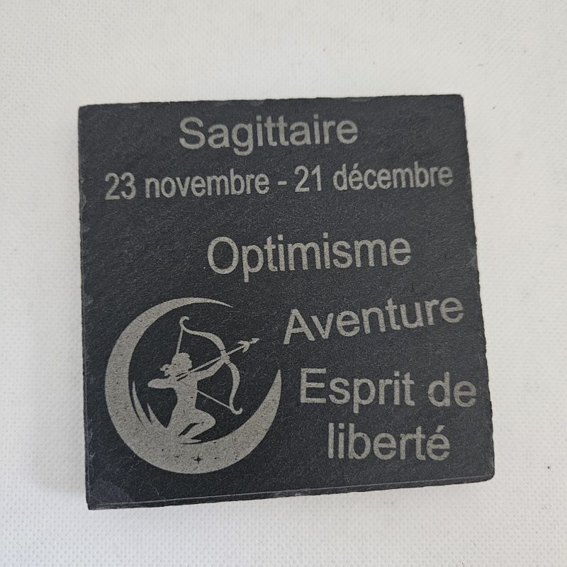 Dessous de verre en ardoise gravé au laser, représentant le signe astrologique du Sagittaire, accompagné des mots "23 novembre – 21 décembre", "Optimisme", "Aventure" et "Esprit de liberté".