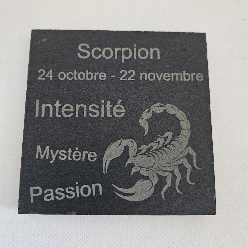 Dessous de verre en ardoise gravé au laser, représentant le signe astrologique du Scorpion, accompagné des mots "24 octobre – 22 novembre", "Intensité", "Mystère" et "Passion".