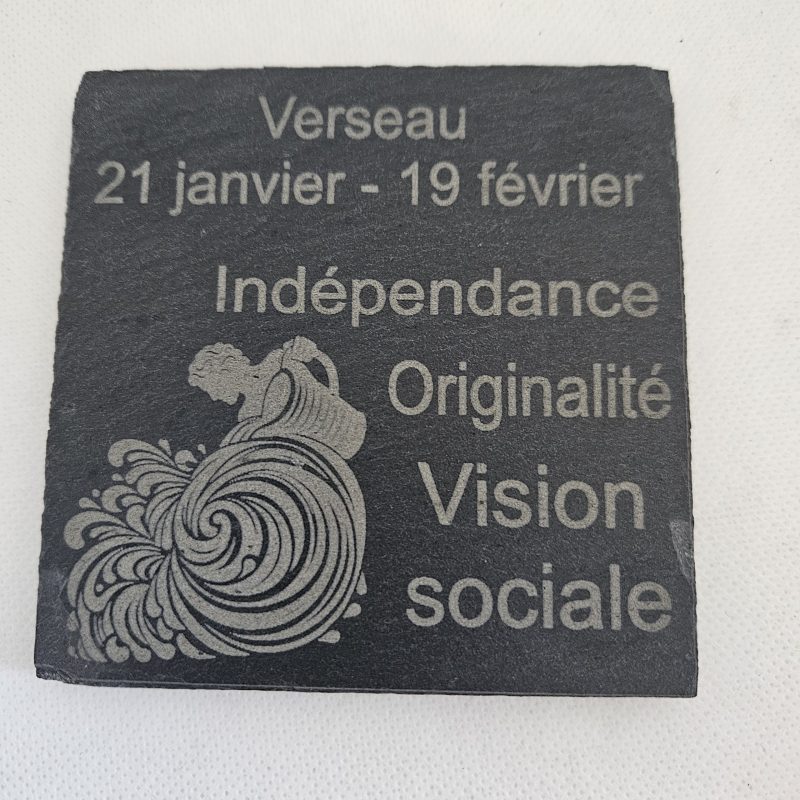 Dessous de verre en ardoise gravé au laser, représentant le signe astrologique du Verseau, accompagné des mots "21 janvier – 19 février", "Indépendance", "Originalité" et "Vision sociale".