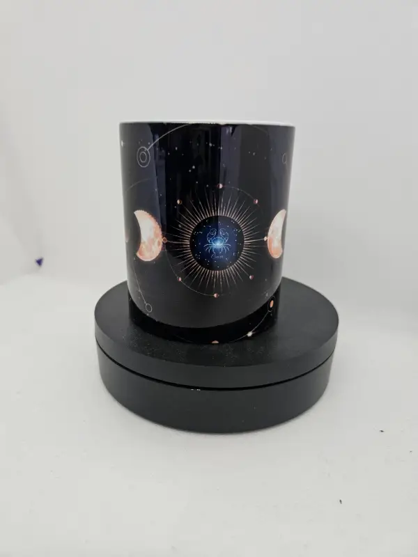 Tasse personnalisée à la demande, par exemple ici ce sont les différentes forme de lune avec signe astrologique Cancer dans la forme pleine de la lune
