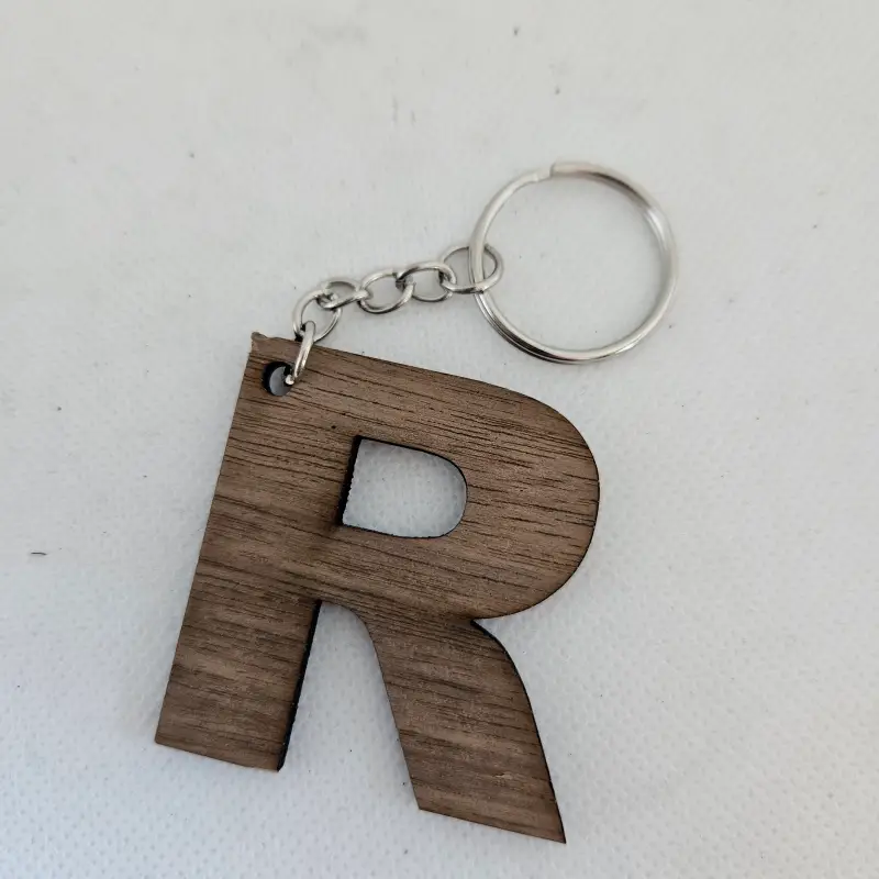 Porte clé bois en noyer lettre R découpé au laser attaché à un anneau métallique