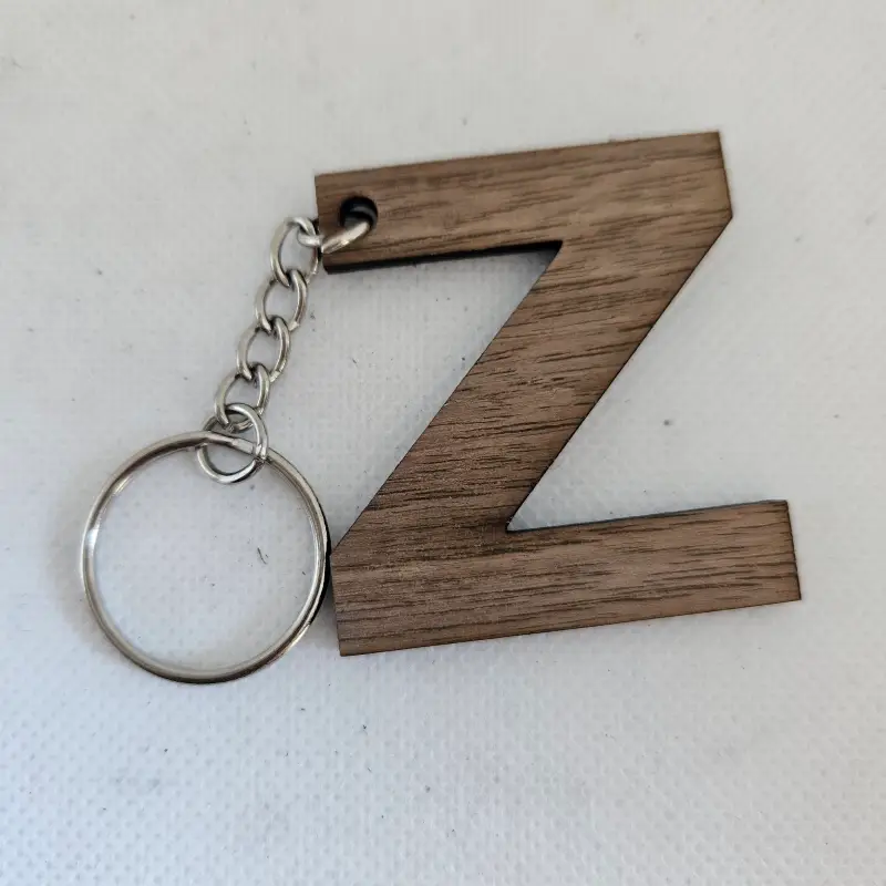 Porte clé en bois noyer lettre Z découpé au laser attaché à un anneau métallique