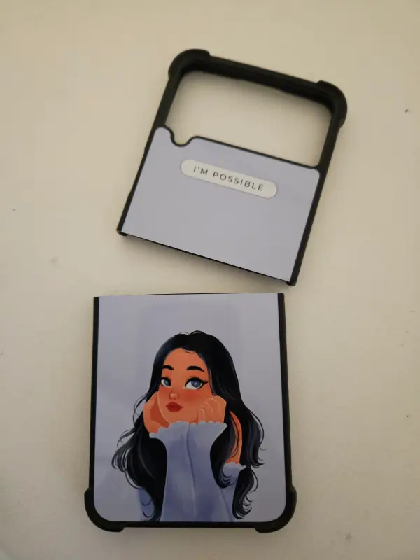 Coque de téléphone personnalisée pour téléphone Z Flip Samsung par exemple ici elle représente une fille pensive sur un fond mauve