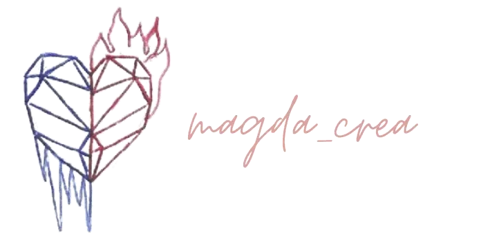 Logo représentant un cœur géométrique divisé en deux : la moitié gauche en bleu avec des formes évoquant des stalactites de glace, et la moitié droite en rouge ornée de flammes. À droite du cœur, le texte manuscrit "magda_crea" en rose clair.