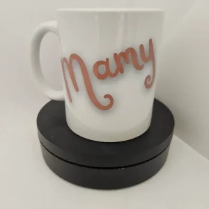 Tasse blanche avec une inscription "Mamy"