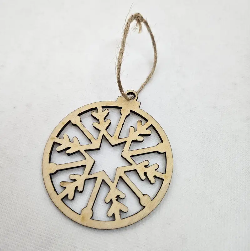 Boule de Noël découpée au laser qui représente un flocon de neige