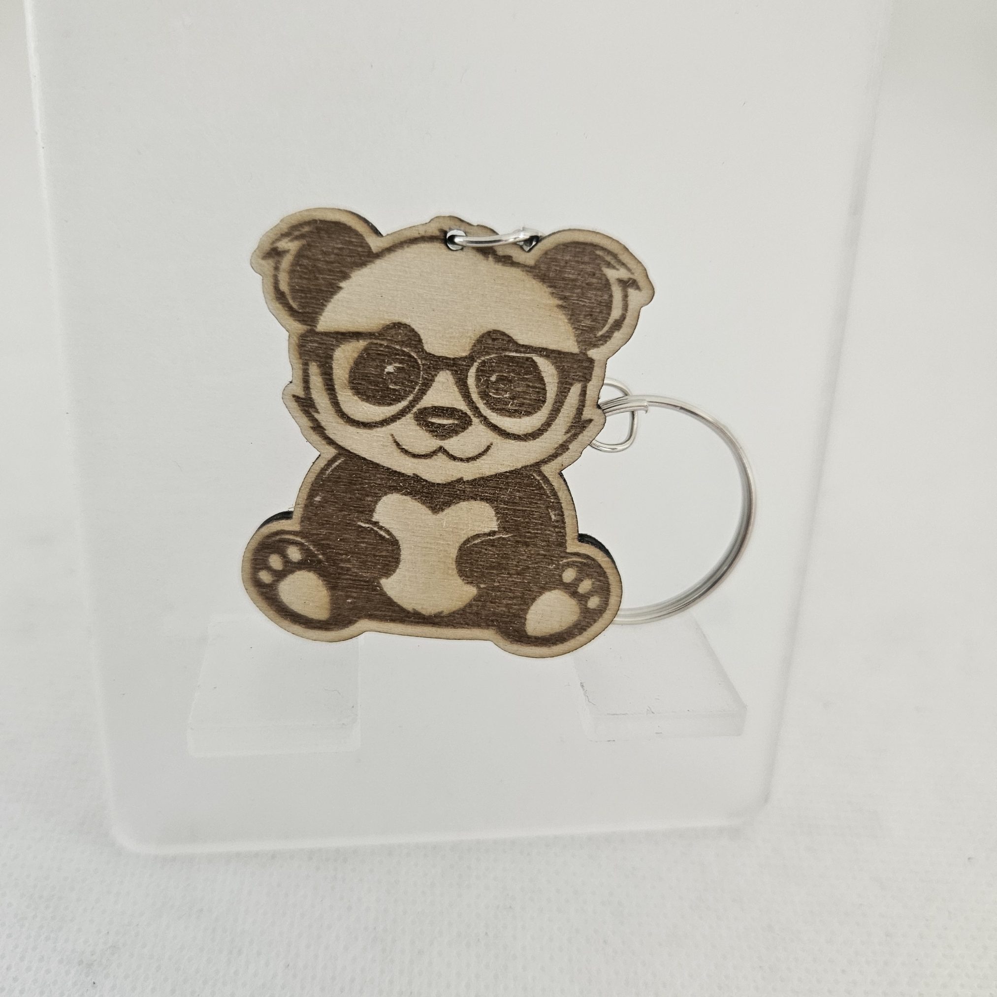 Porte clé panda gravé et découpé. Petit panda avec des lunettes.