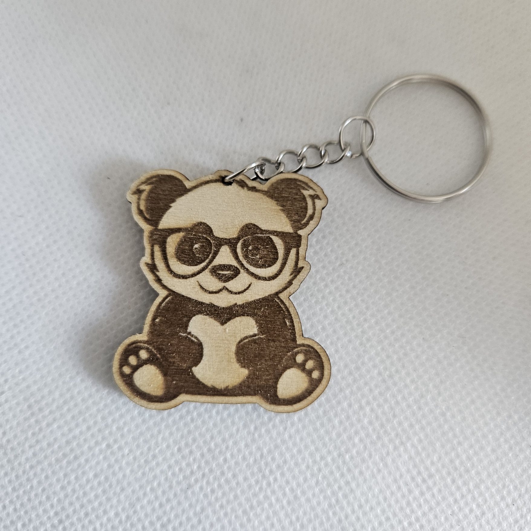 Porte clé panda gravé et découpé. Petit panda avec des lunettes.
