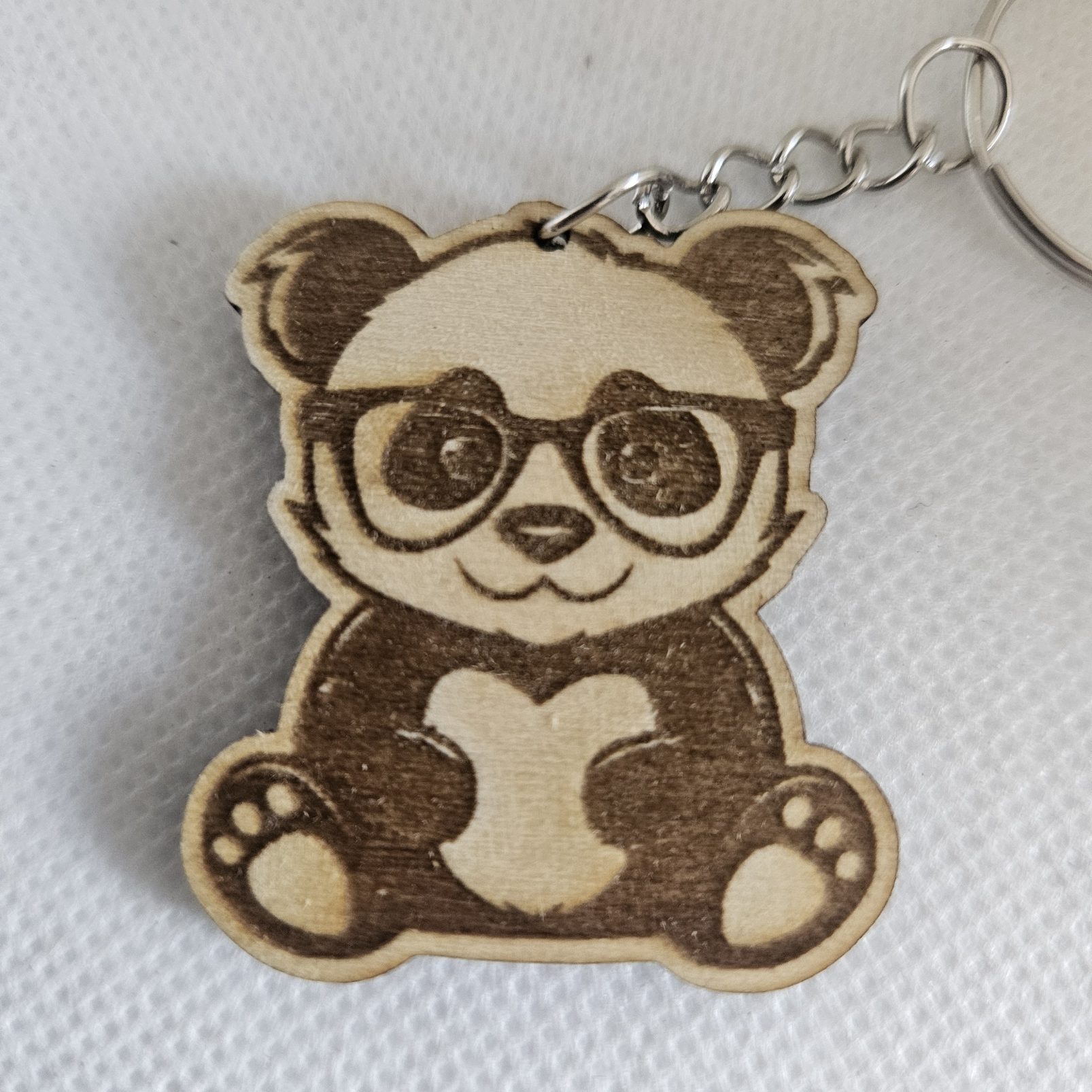 Porte clé panda gravé et découpé. Petit panda avec des lunettes.